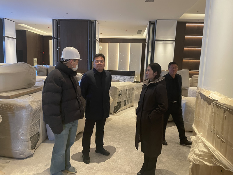 1.9张雪峰赴希尔顿欢朋酒店项目调研1.jpg