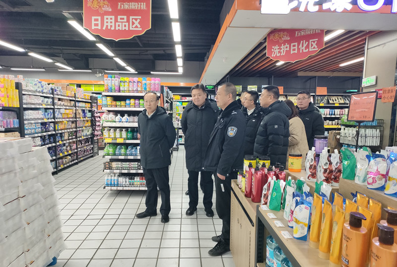1.29胡国勇到我区崇光商场检查消防安全工作1.jpg