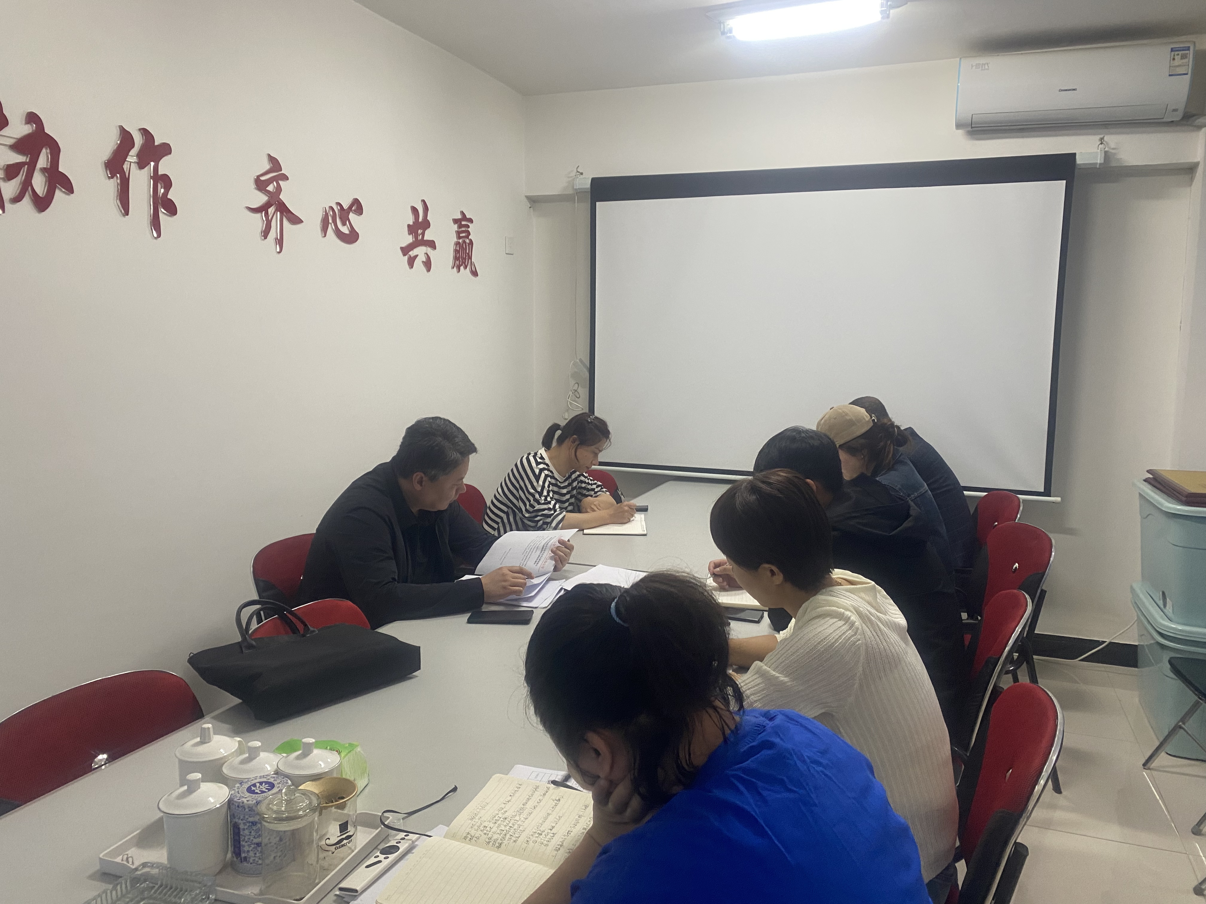5.22区商务局召开安全生产工作会议.jpg
